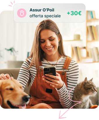 Una donna che gioca con il suo gatto assicurato ad Assur O'Poil