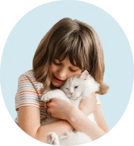 Una bambina che abbraccia il suo gatto assicurato ad Assur O’poil