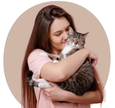 Una donna che gioca con il suo gatto assicurato ad Assur O’poil