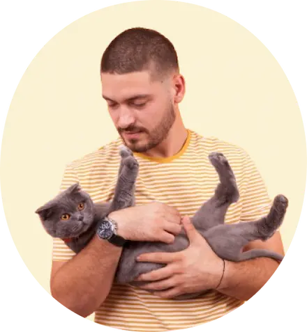 Un uomo che abbraccia il suo gatto assicurato ad Assur O’poil