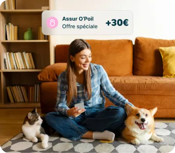 Una donna che gioca con il suo gatto assicurato ad Assur O'Poil